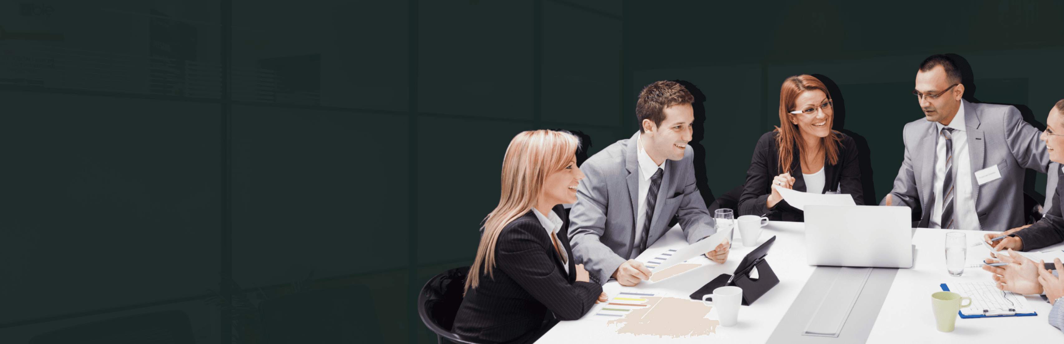 Equipo de profesionales de una empresa de consumo masivo en una reunión de trabajo