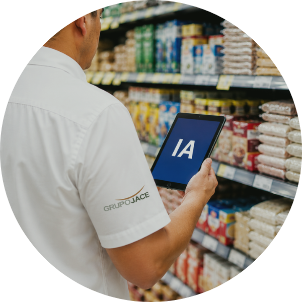 Ejecutivo comercial de Grupo JACE usando inteligencia artificial en una tablet dentro de un punto de venta